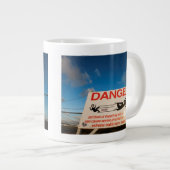 Warnzeichen nahe Flughafen St. Maarten, Jumbo-Tasse (Vorderseite Rechts)