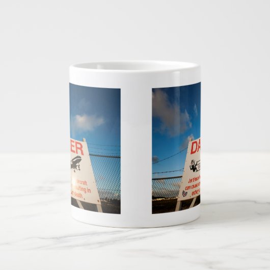 Warnzeichen nahe Flughafen St. Maarten, Jumbo-Tasse (Vorderseite)