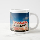 Warnzeichen nahe Flughafen St. Maarten, Jumbo-Tasse (Rechts)