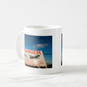 Warnzeichen nahe Flughafen St. Maarten, Kaffeetasse (Vorderseite Links)