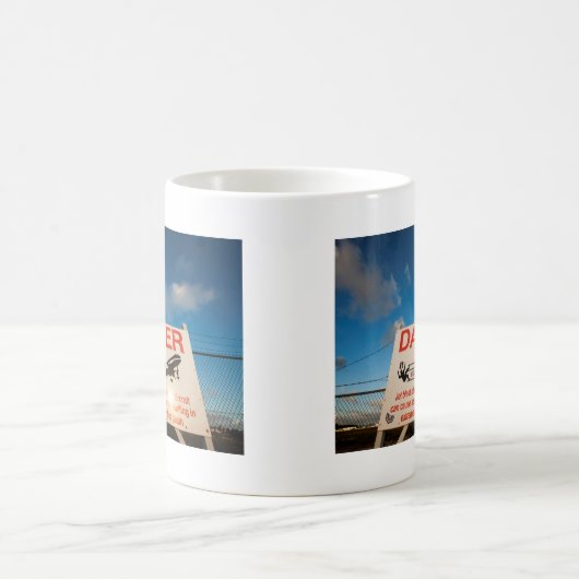 Warnzeichen nahe Flughafen St. Maarten, Kaffeetasse (Mittel)