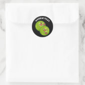 Warrin Peace Funny Pea Pun Dark BG Runder Aufkleber (Tasche)