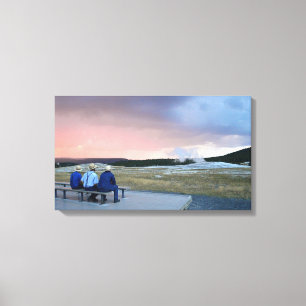 Wart für Old Faithful Geyser bei Sunset Leinwanddruck