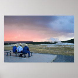 Wart für Old Faithful Geyser bei Sunset Poster
