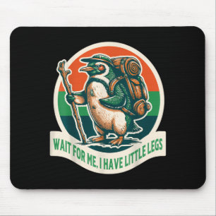 Warte auf den kleinen Beine Pinguin Wandern Lustig Mousepad