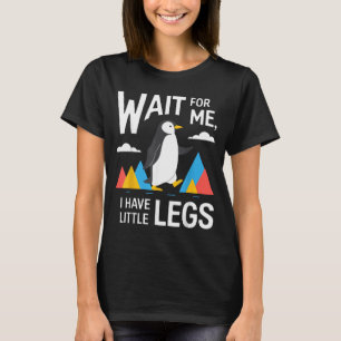 Warte auf den Pinguin mit kleinen Beinen beim Wand T-Shirt