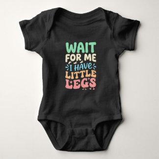 Warte auf mich, ich habe kleine Beine Lustige Mutt Baby Strampler