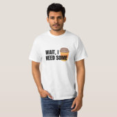 Warte, ich brauche Kaffee - Funny Coffee Cup Angeb T-Shirt (Vorne ganz)