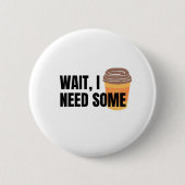 Warte, ich brauche Kaffee – Lustiges Kaffee-Tassen Button (Vorderseite)
