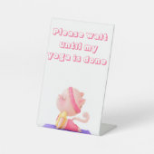 Warten Sie bitte Yogatze Sockelschild (Vorderseite)