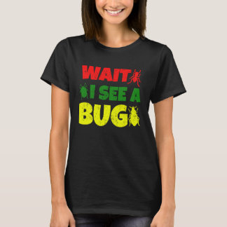 Warten Sie, ich sehe eine Fehlererhebung Entomolog T-Shirt