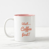 Warten Sie... Kaffee erster Zitat Rosa mit Text Zweifarbige Tasse (Links)