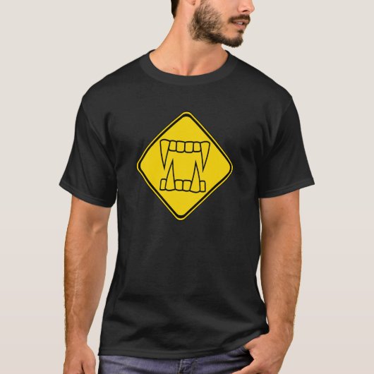 Wartet Sharp Fangs vor! T-Shirt (Vorderseite)