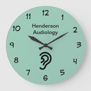 Wartezimmer einer Audiologiepraxis Große Wanduhr