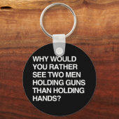 WARUM WÜRDE MAN ZWEI MÄNNER MIT HALTBAREN GUNS SEH SCHLÜSSELANHÄNGER (Vorderseite)