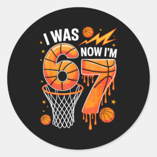 Was 6 7 Geburtstagsjunge Basketball lustig 6 7 Mem Runder Aufkleber