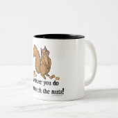 Was auch immer du tust, Touch nicht die Nüsse! Zweifarbige Tasse (VorderseiteRechts)