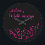 Was auch immer, ich irgendwie spät sind - Pink Große Wanduhr<br><div class="desc">Einfacher Pink- und Schwarzhintergrund lustig was Wanduhren.  Handgeschriebene Typografie des Pinks.  Was auch immer,  ich irgendwie spät sind. Kundenspezifischer Farb- und Entwurfsantrag angenommen.  Klicken Sie die Kontaktverbindung unten an,  um mir eine Mitteilung zu schicken.</div>