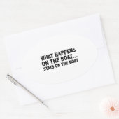 Was auf dem Boot passiert.. Bleibe auf dem Boot Ovaler Aufkleber (Umschlag)