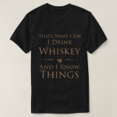 Was ich tue, trinke ich Whiskey und ich kenne Ding T-Shirt (Design vorne)
