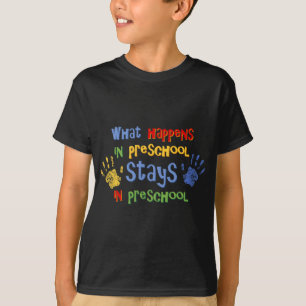 Was in der Vorschule geschieht T-Shirt