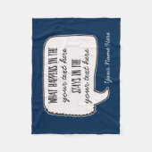 Was in geschieht, bleibe im lustigen Zitat Fleecedecke (Vorderseite)