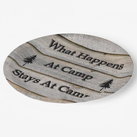 Was passiert im Lager bleibe? Pappteller (Schrägansicht)