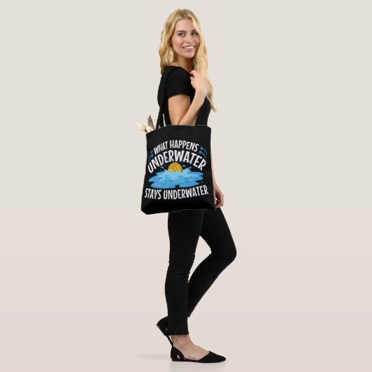 Was passiert unter Wasser Funny Water Polo Tasche (Am Model)