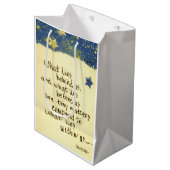 Was steckt hinter uns ...Emerson Quote zeichnend Mittlere Geschenktüte (Vorderseite Schrägansicht)