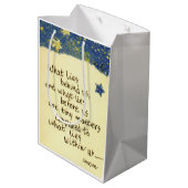 Was steckt hinter uns ...Emerson Quote zeichnend Mittlere Geschenktüte (Rückseite Schrägansicht)