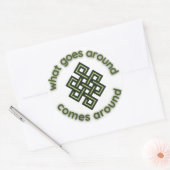 Was um Karma herum geschieht Runder Aufkleber (Umschlag)