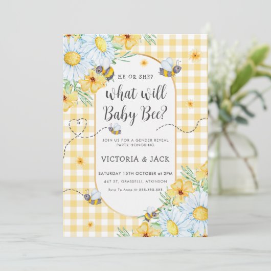 Was wird Baby Bee Yellow Gingham Gender offenbaren Einladung (Stehend Vorderseite)
