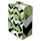 Wasabi Green Bold Chevron Geometric Mittlere Geschenktüte (Rückseite Schrägansicht)