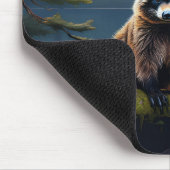 Waschbär auf einem Baumstamm Waldsee Mousepad (Ecke)