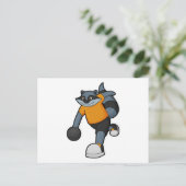 Waschbär beim Bowling mit Bowlingkugel Postkarte (Stehend Vorderseite)