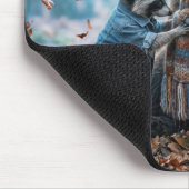 Waschbär bindet einem Bären einen Schal um Mousepad (Ecke)