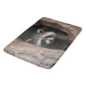 Waschbär in Baumhöhle Badematte (Schrägansicht)
