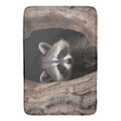 Waschbär in Baumhöhle Badematte (Vorderseite Vertikal)