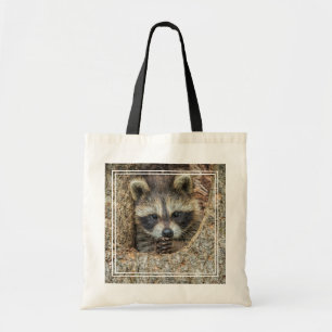 Waschbär in einer Baumhöhle kuschelnd Tragetasche