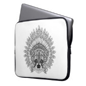 Waschbär in mit Federn versehenem Laptopschutzhülle (Vorderseite Links)