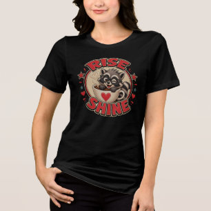 Waschbär-Kaffee-Liebhaber-Illustration "Rise & Shi Tri-Blend Shirt