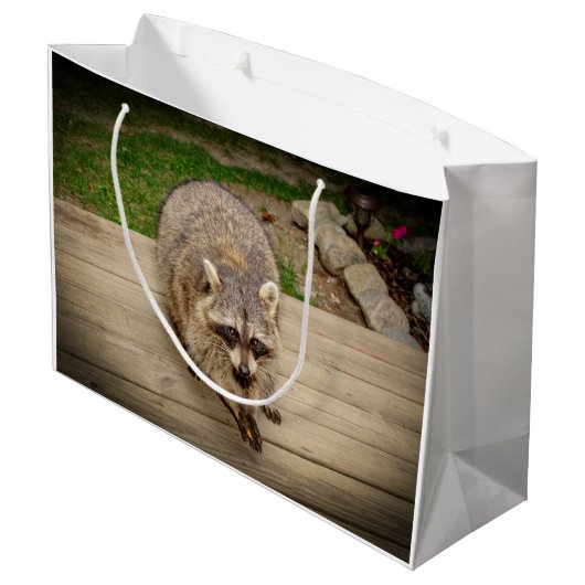 Waschbär mit einem Chip Große Geschenktüte (Rückseite Schrägansicht)