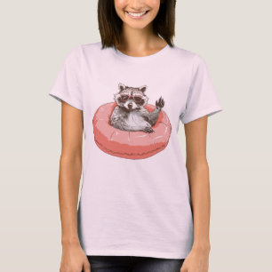 Waschbär mit Sonnenbrille in einem rosa Schwimmrin T-Shirt