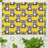 Waschbär-Muster-Design Gelb Geschirrtuch (Gefaltet)