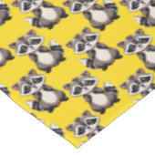 Waschbär-Muster-Design Gelb Tischdecke (Schrägansicht)