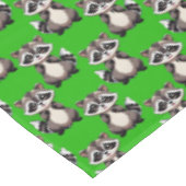 Waschbär-Muster-Design Grün Tischdecke (Schrägansicht)