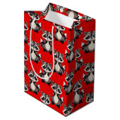 Waschbär-Muster-Design Rot Mittlere Geschenktüte (Rückseite Schrägansicht)