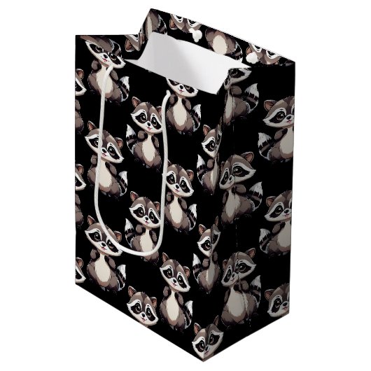 Waschbär-Muster-Design Schwarz Mittlere Geschenktüte (Vorderseite Schrägansicht)