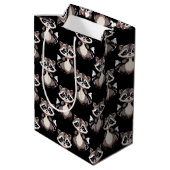 Waschbär-Muster-Design Schwarz Mittlere Geschenktüte (Rückseite Schrägansicht)
