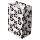 Waschbär-Muster-Design Weiß Mittlere Geschenktüte (Rückseite Schrägansicht)